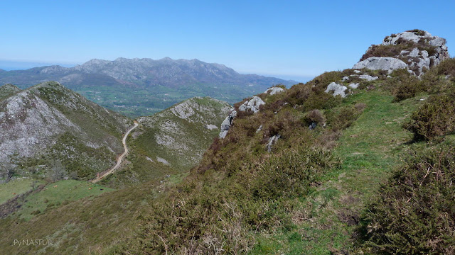 Majada la Muezca y Sierra del Sueve al fondo Majada la Muezca y Sierra del Sueve al fondo