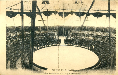 Intérieur du chapiteau vue depuis le podium de l'orchestre