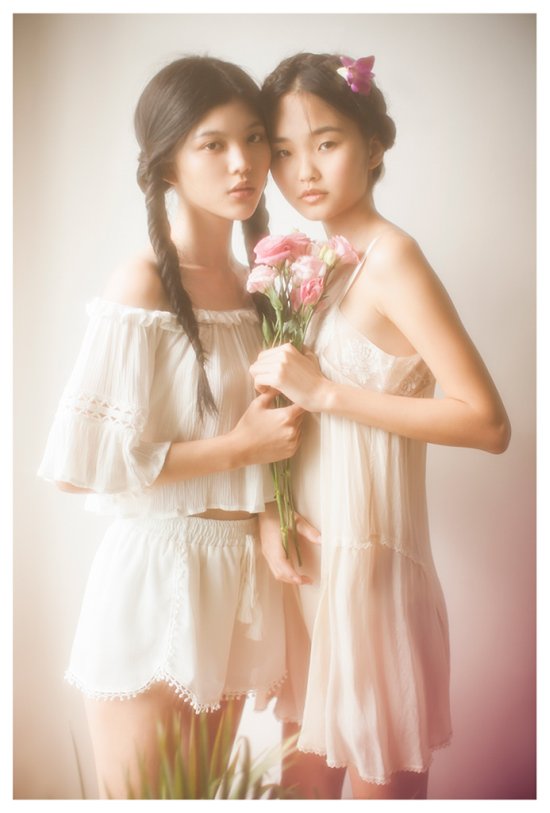 As belas modelos orientais Judith e Uurka na suave fotografia fashion de Vivienne Mok Vivienne Mok - Judith and Uurka arte fotografia mulheres modelos orientais fashion