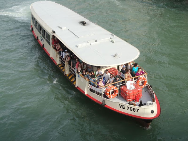 Vaporetto, vodní autobus, jízda po Velkém kanále