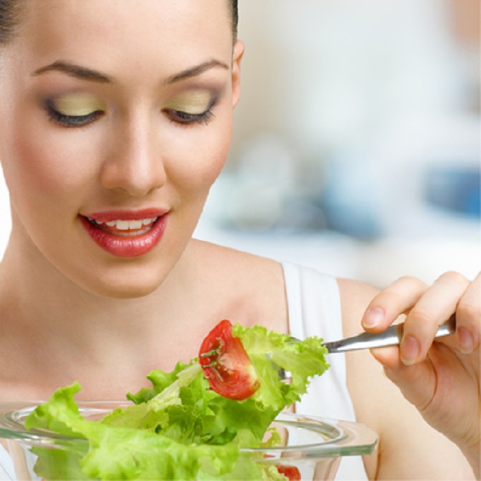 Eating lighting. девушка ест салат. Eating lighting. денисова наталья николаевна фиц питания. Eating lighting.