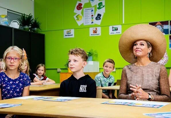 The purpose of the course is to teach children the principles of artificial intelligence. Queen Maxima wore lace dress by Natan