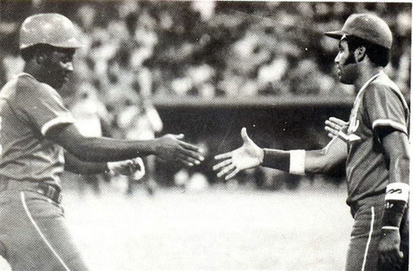 Víctor fue un peloterazo de la gorra a los spikes., pero cuando jugaban juntos, Casanova siempre era tercero y cuarto bate Víctor fue un peloterazo de la gorra a los spikes., pero cuando jugaban juntos, Casanova siempre era tercero y cuarto bate