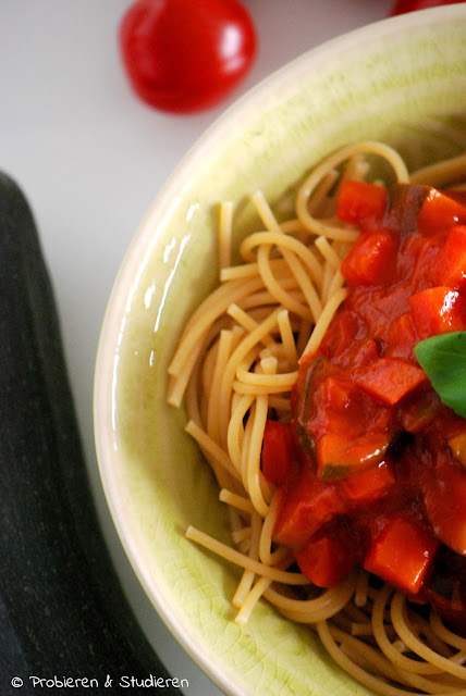 Probieren und Studieren : Vollkorn-Spaghetti mit Zucchini-Möhren-Bolognese
