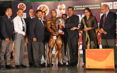 Chancellor Ashok Mittal giving winning trophy to Champion of Champions for Federation Cup 2013 to Amit Chhetri of Uttrakhand at LPU.