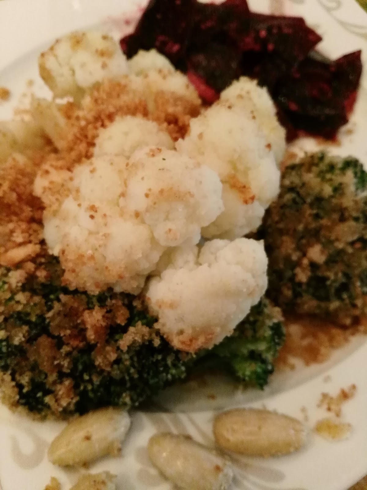 Abgeschmolzener Karfiol und Broccoli mit Mandeln, dazu Roter Rübensalat