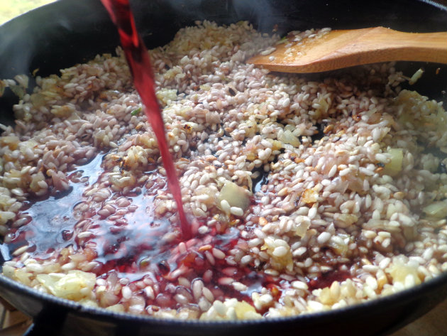 Fini rižoto s dagnjama, kozicama i lignjama 3 korak pripreme Creamy risotto with mussels, shrimp and squid by Laka kuharica: Add the wine and cook