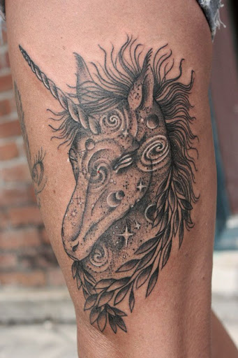 Rodamoinho unicornio retrato em cinza