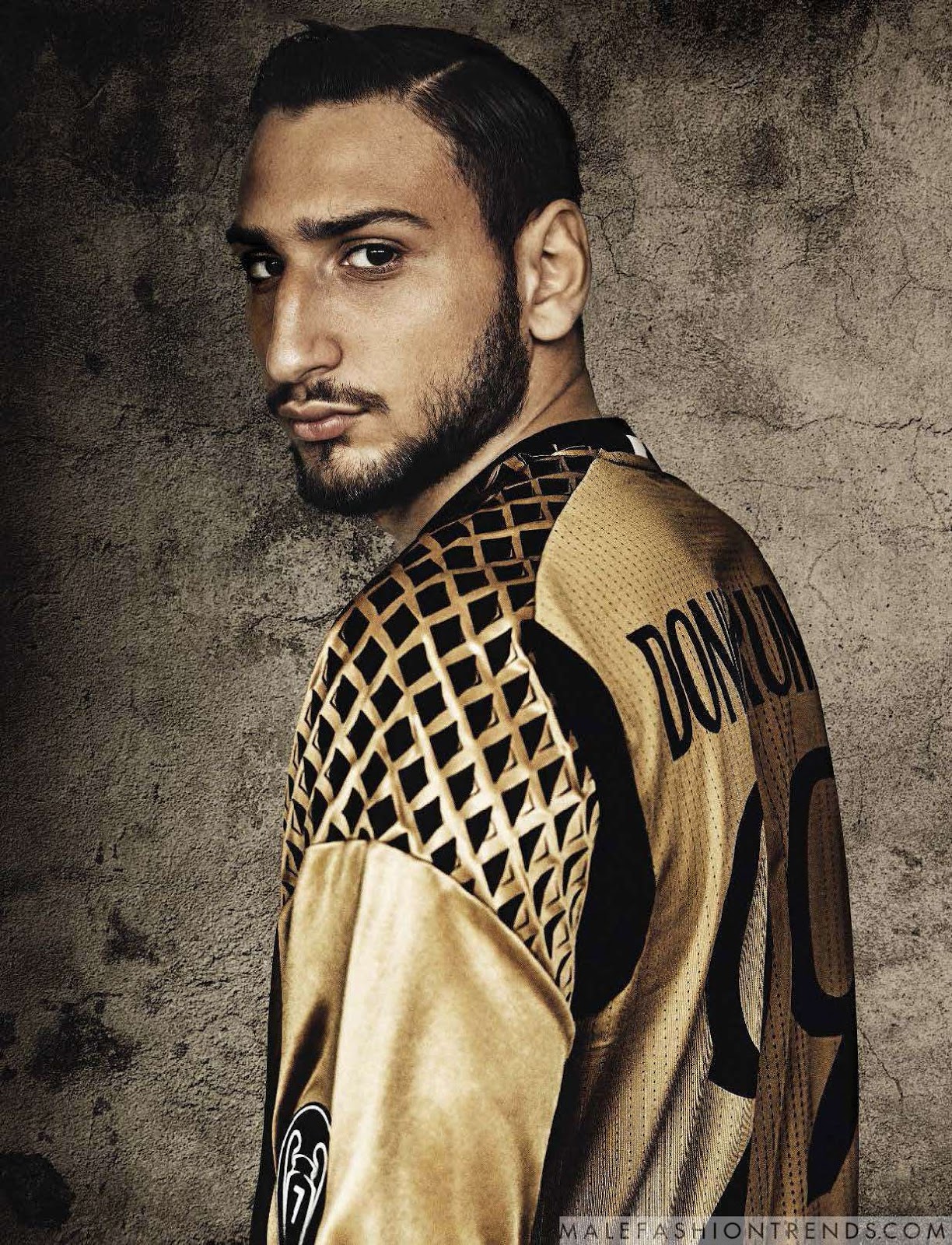 Gianluigi Donnarumma viste looks deportivos y urbanos para GQ Italia