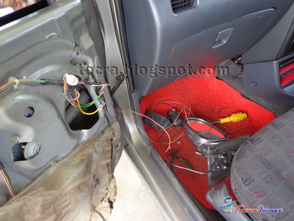 sekarang proses wiring bermula iaitu terdapat 3 wire pada side mirror untuk  adjust kedudukan cermin dan 2 wire untuk buka dan tutup side mirror