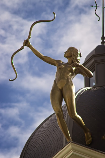 Escultura de Diana Cazadora en la Gran Vía de Madrid. 