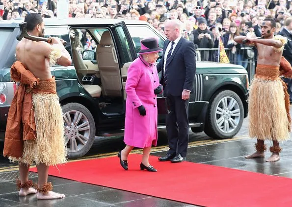 Queen Elizabeth visited a exhibition at tSainsbury Centre for Visual Arts in University of East Anglia. Style of Queen Elizabeth