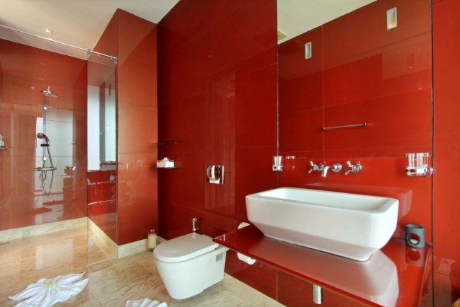Baños grises y rojos: baño gris con toallas de rojos ? fotos stock ...