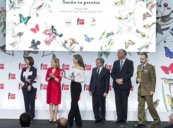 Queen Letizia attended the youth and children's literature awards ceremony held at the Royal Mail House. Letiia wore Hugo Boss top