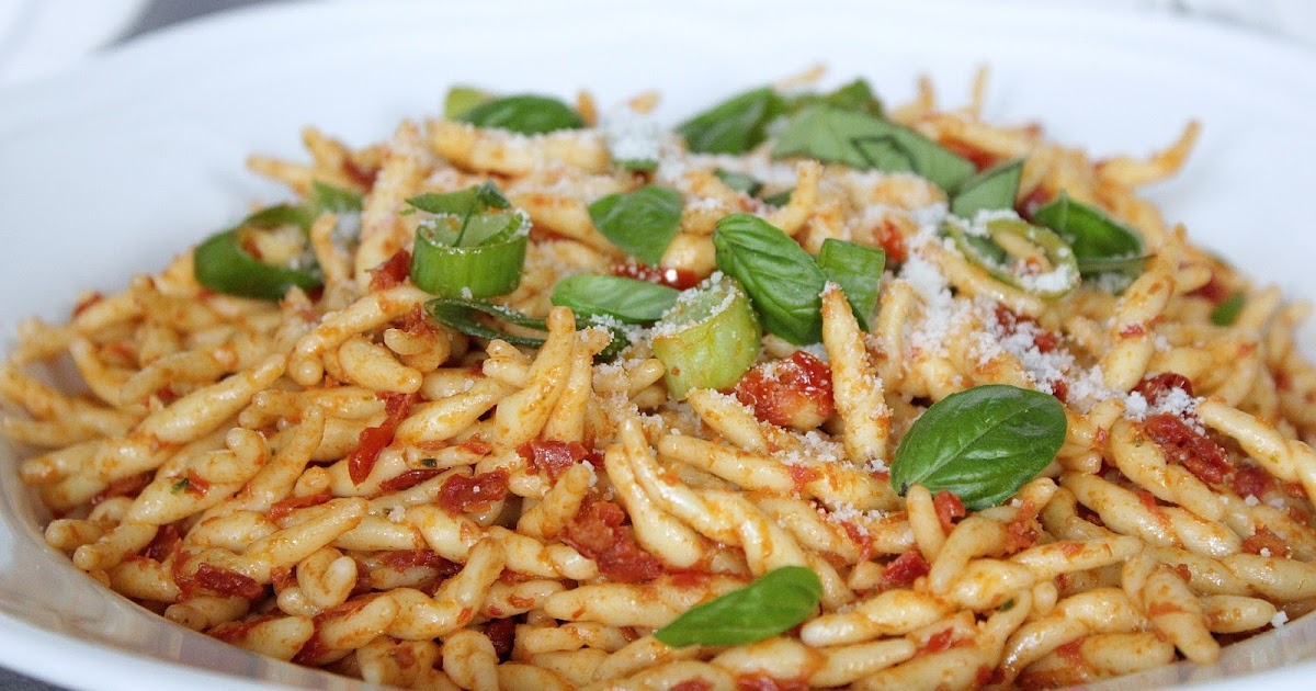 Rezepte mit Herz: Pasta mit rotem Pesto, Basilikum und Parmesan