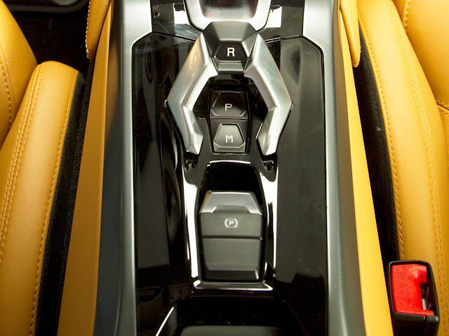 Lamborghini Huracan - console central - câmbio e freio de estacionamento