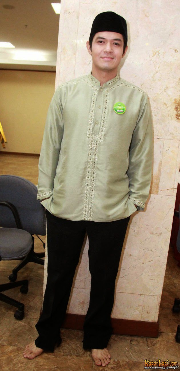 Model Baju Muslim Terbaru Para Artis Pria Indonesia