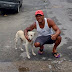 Homem adota cachorro que fez xixi em suas costas no Rio; veja vídeo