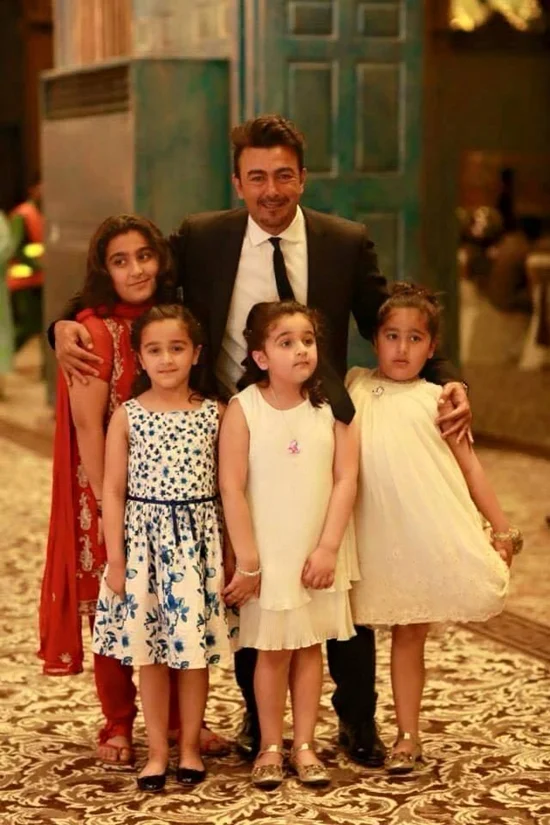 Shan with his adorable daughters