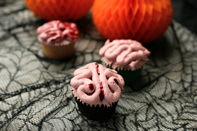 Hallowe'en Zombie Brains Cupcakes, the perfect addition to your party! www.goodfoodshared.blogspot.com