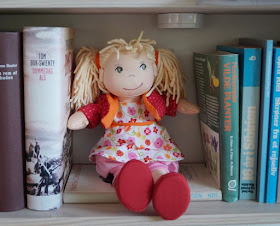 Puppen sind unglaublich wichtig für Kinder, als Freunde und Begleiter der Kindheit. Ich stelle Euch die wunderschön gestalteten und kuschelweichen Puppen Milla und Matze von HABA vor, die gerade bei uns eingezogen sind. Hier: Mädchenpuppe Milla mit blonden Zöpfen.