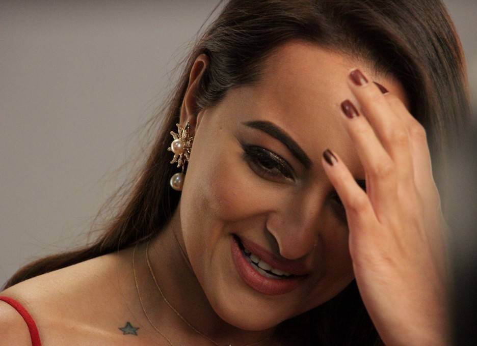 Hindi Actress Sonakshi Sinha Face Close Up Photos