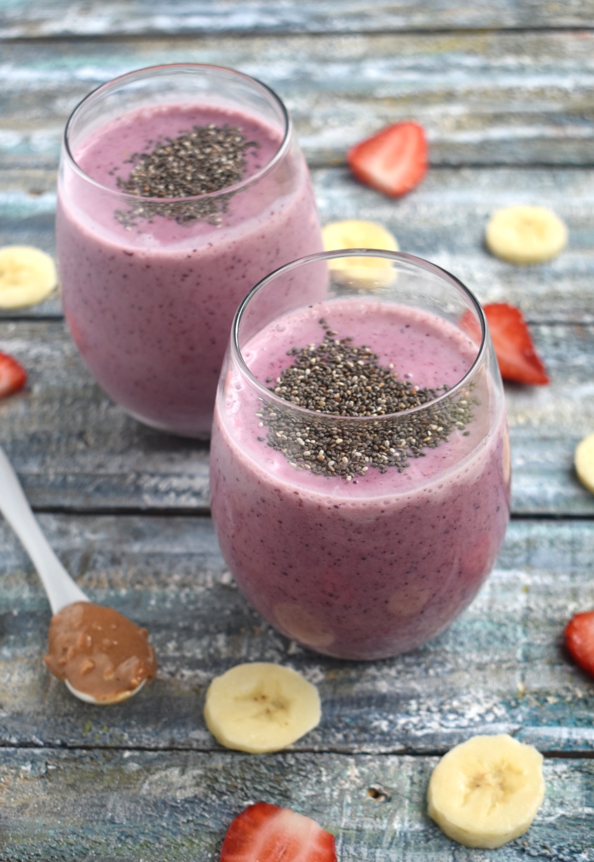  Pregnancy Superfood Smoothie is loaded with nutrients for a healthy mom and baby including berries, banana, Greek yogurt, chia seeds and peanut butter. www.nutritionistreviews.com