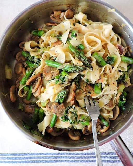 Tagliatelle con verduras salteadas Ensalada templada de pasta