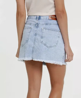 Moda jovem: Saia Feminina Botões Zune Jeans By Sabrina Sato Saia feminina curta confeccionada em tecido jeans. Possui cintura média, fechamento por botões no entremeio, passantes, bolsos na frente e atrás, barra desfiada, acabamento e costura em tom aparente.