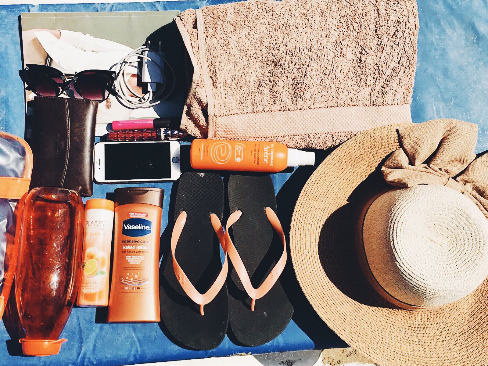 What's In My Beach Bag || Summer Beach Essentials What's In My Beach Bag || Summer Beach Essentials