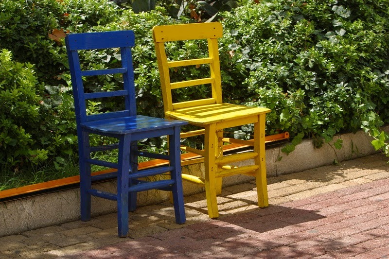 Sillas de madera pintadas en distintos colores