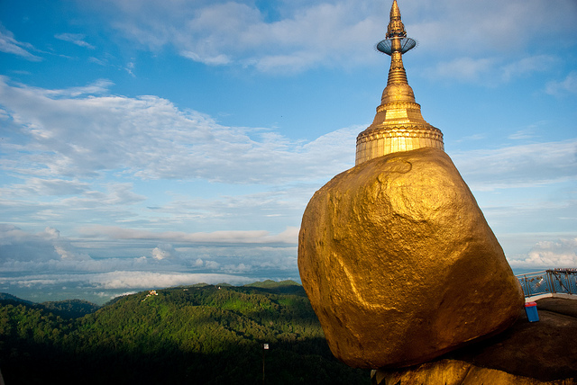 Keajaiban Kyaiktiyo Pagoda Berusia 2500 Tahun!