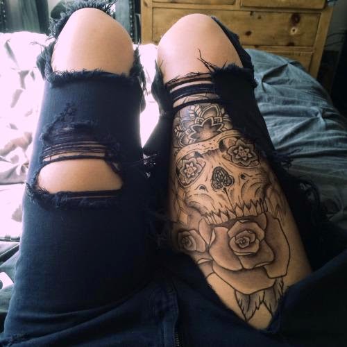 Tatuaje rosas y calavera en la pierna