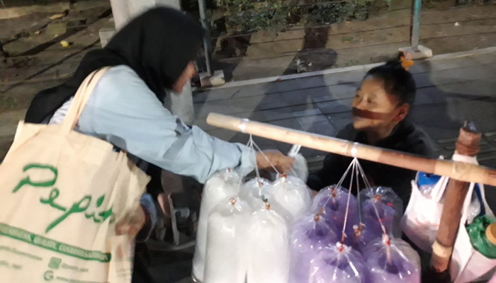 Sedekah Nasi Bungkus, Komunitas Anak Muda Denpasar Berburu Pekerja Lansia