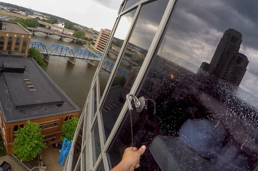 RobinsonSolutions Professional Window Cleaning Routine Danger In