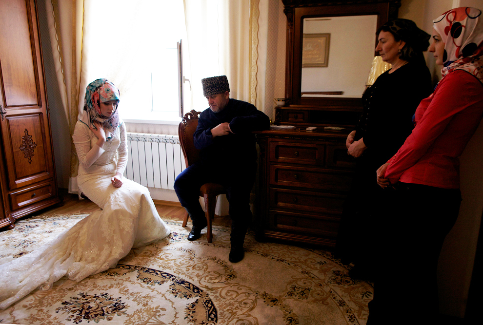 Чеченская свадьба мулла. Чеченские невесты. Первая брачная на Кавказе. Чеченки на свадьбе.