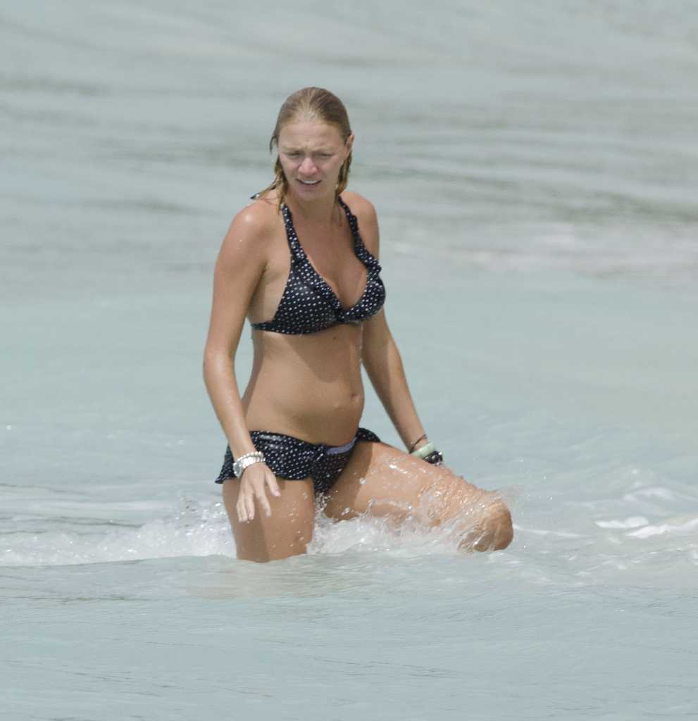 Jodie Kidd Wears DarkBlue Bikini At Barbados (12 Pics) .