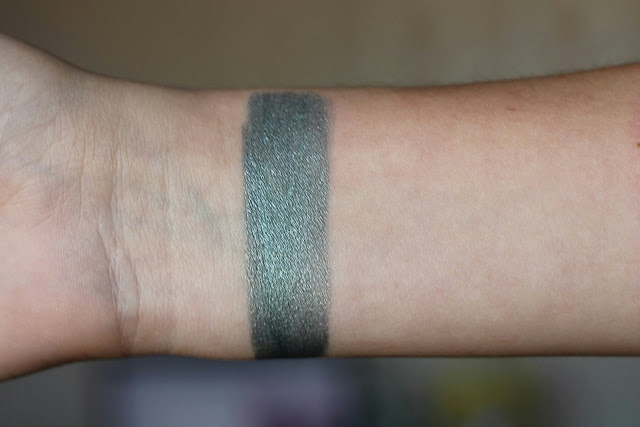 Essence metal shock eyeshadow 04 supernova