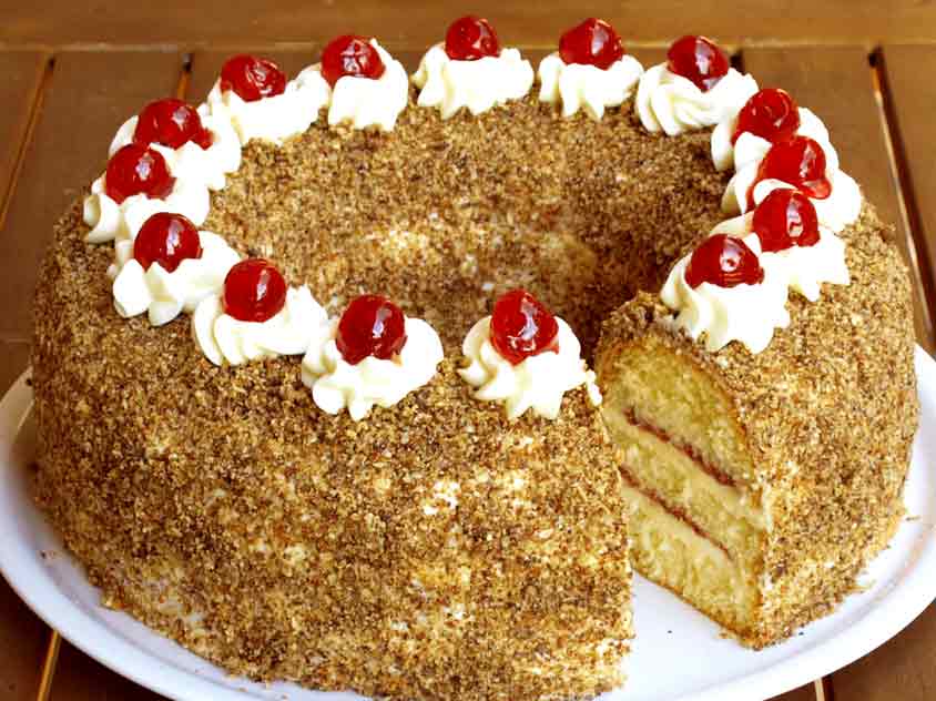 Plus Rezepte: Klassischer Frankfurter Kranz mit Buttercreme und Krokant