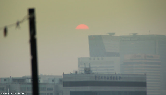 El sol ocultándose tras la contaminación de Seúl