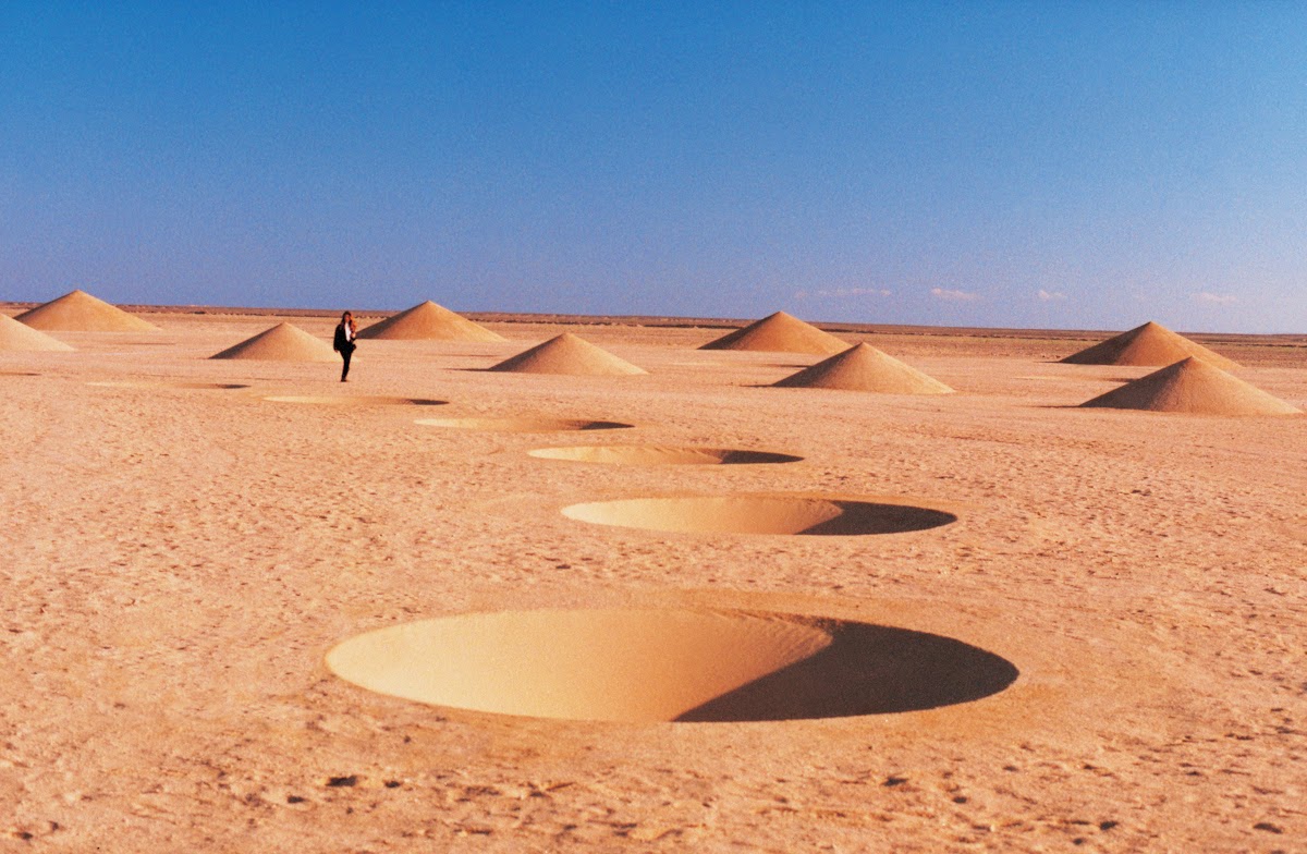 صورة حفرة وقمم من نفس الصحراء