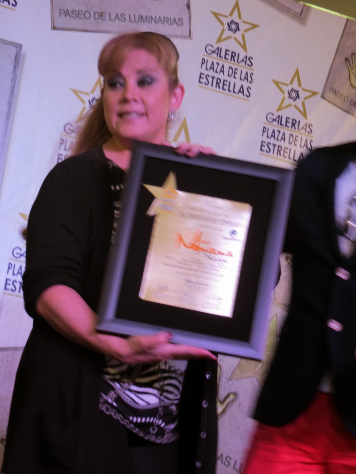 internautaSOY: GABY RUFFO RECIBE PLACA POR SU PROGRAMA DE RADIO