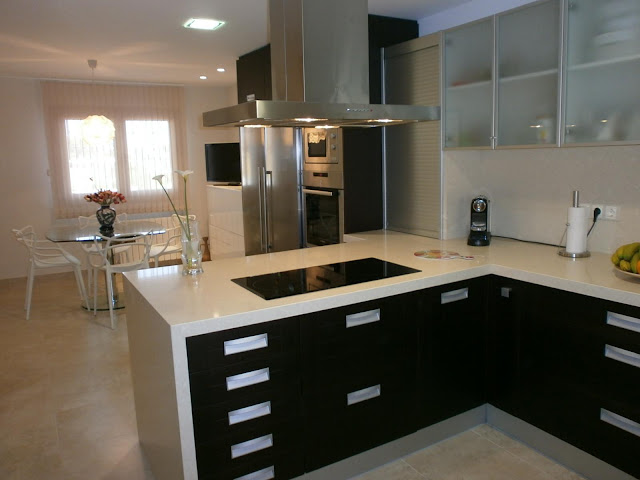 cocina wengue y blanco