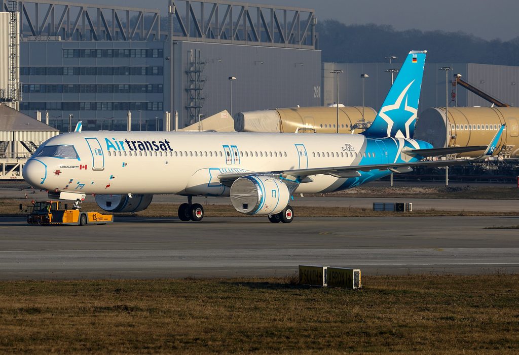 Air Transat 40274390663_523765bccd_b