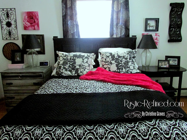 Decorating with Black & White Colors in a Bedroom