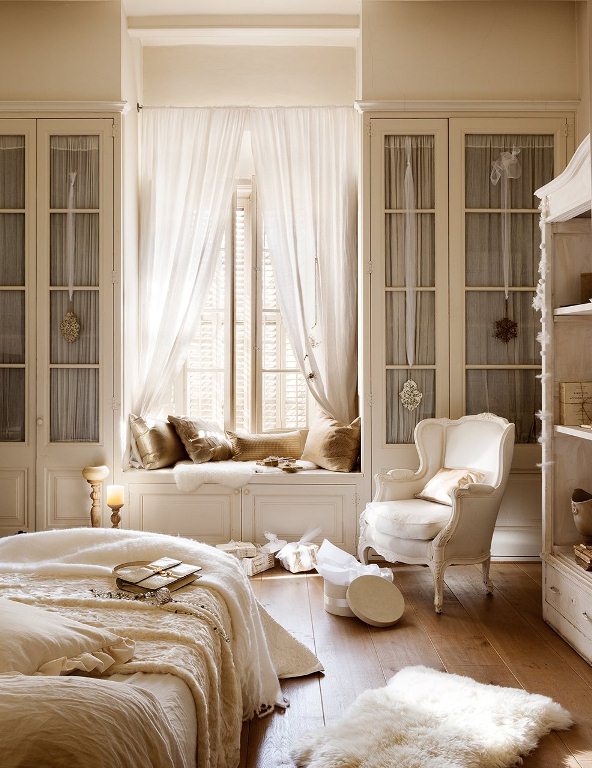 dormitorio romántico en tonos blancos