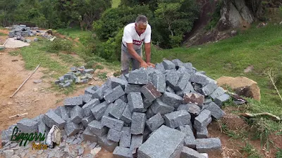 Bizzarri fazendo o que gosta, garimpando pedras na pedreira. Na foto procurando pedra paralelepípedo azul claro que são retirados de pedras grandes de granito. Pedra para parede de pedra, calçamento de pedra, revestimento de pedra, caminho de pedra no jardim, etc. Acho lindo fazer um chalé de pedra com essa pedra paralelepípedo.