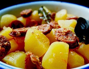 Patatas con chorizo de León
