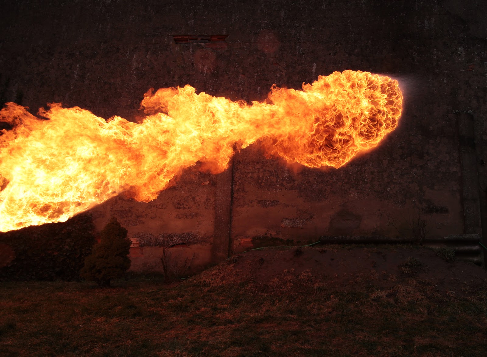 Огромные огненные шары. Пламя огнемета. Огонь из огнемета. Струя огня огнемёт. Летящий Огненный шар.