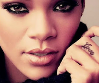 As 19 tatuagens da Rihanna e seus significados - Love